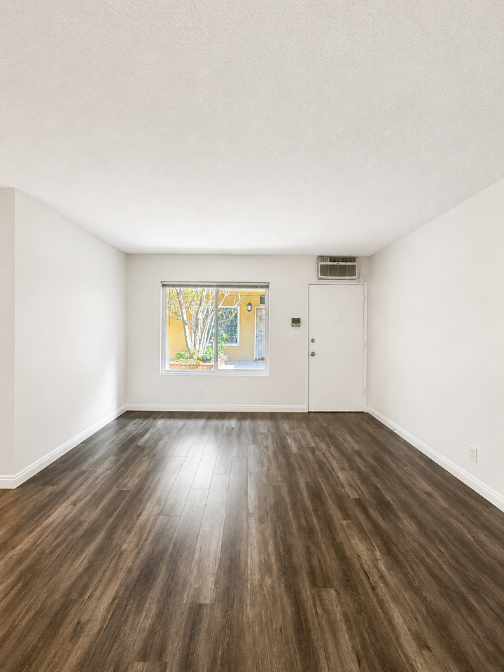1300 N Laurel Ave #11 - Photo 2 of 12