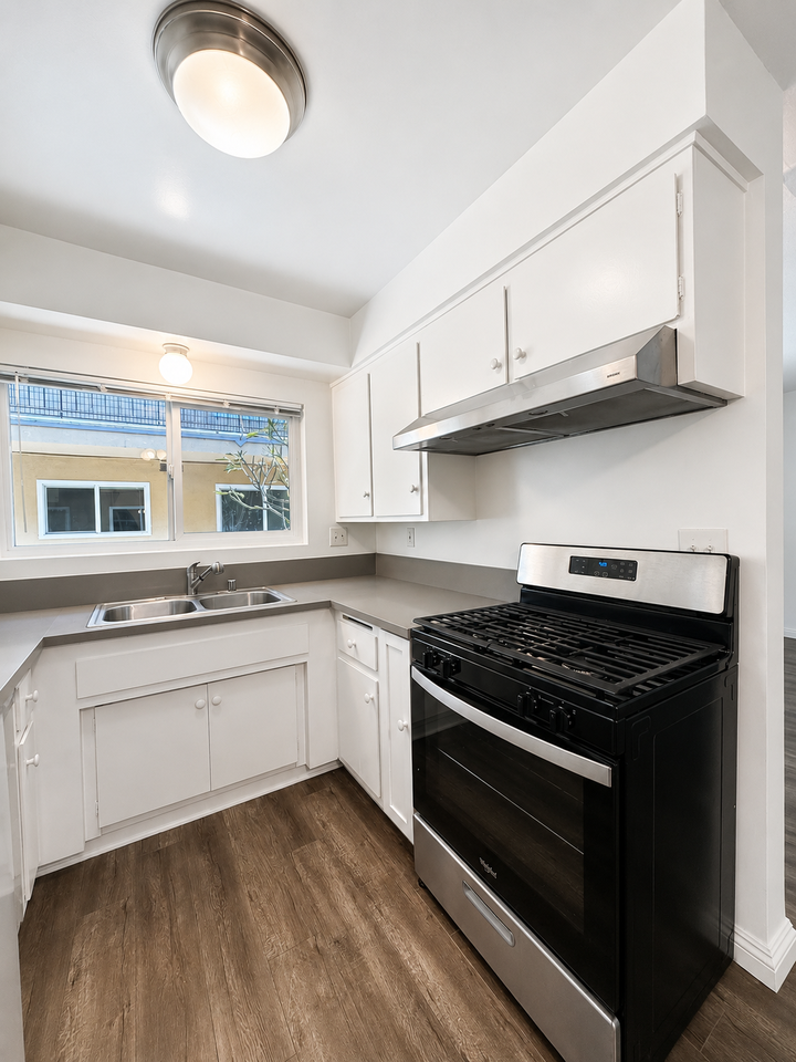 1300 N Laurel Ave #11 - Photo 4 of 12