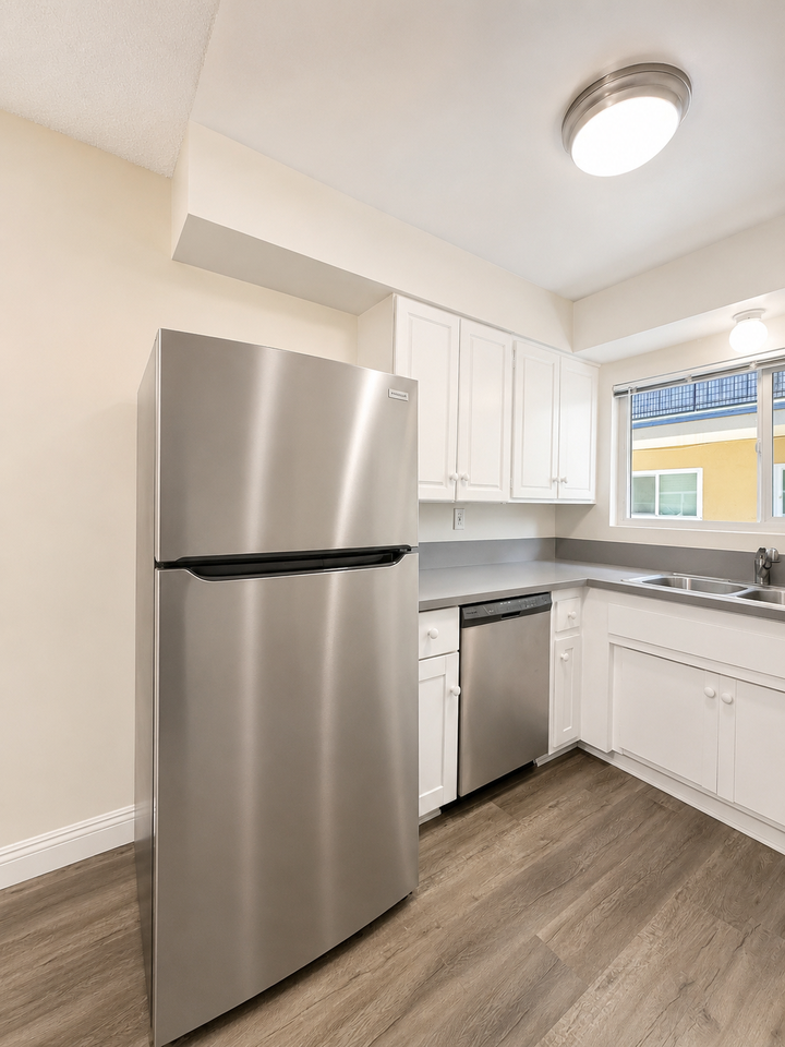 1300 N Laurel Ave #11 - Photo 5 of 12