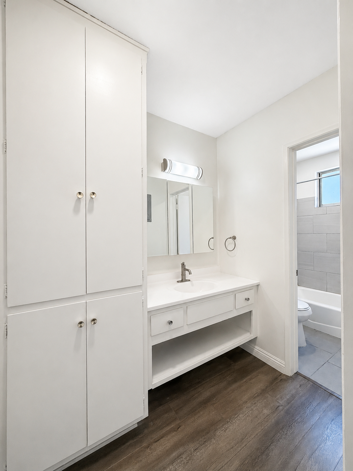 1300 N Laurel Ave #11 - Photo 6 of 12