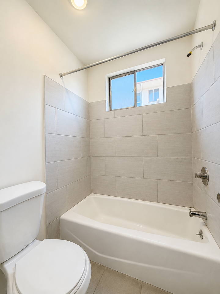 1300 N Laurel Ave #11 - Photo 7 of 12