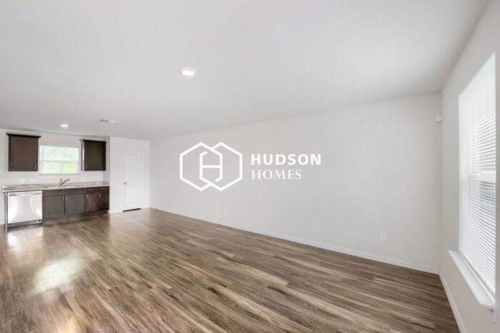 7839 Sandy St - Photo 3 of 14