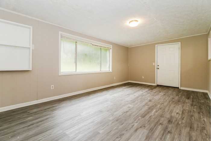 821 Hillside Dr - Photo 4 of 11