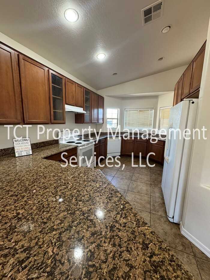 12128 W Tara Ln - Photo 4 of 17