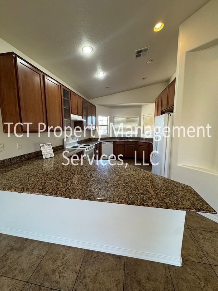 12128 W Tara Ln - Photo 5 of 17