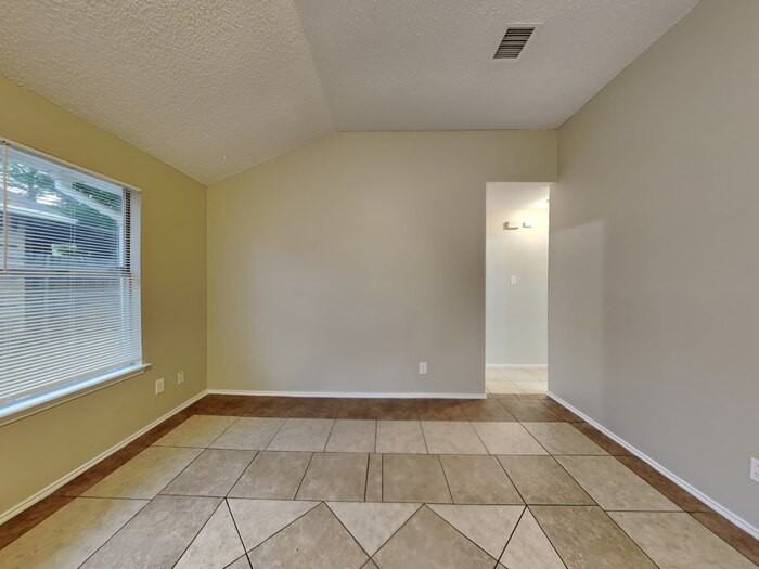 3104 Stonewall Ln - Photo 3 of 18