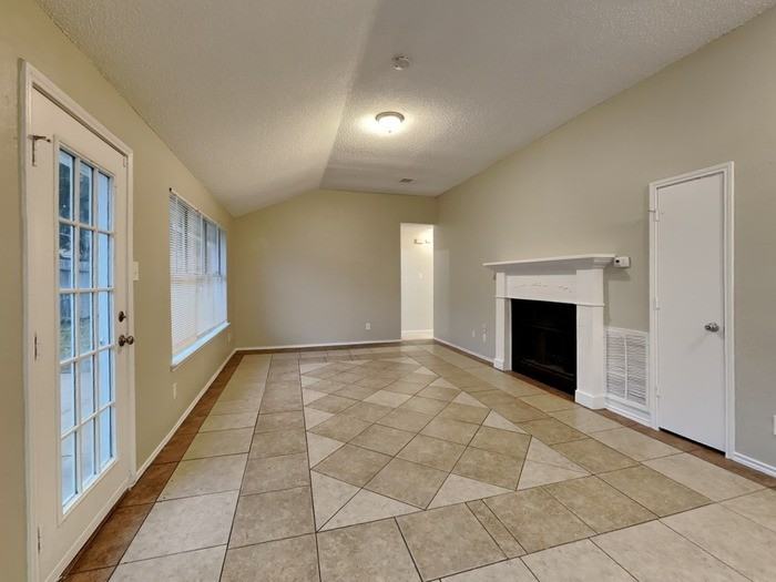 3104 Stonewall Ln - Photo 4 of 18