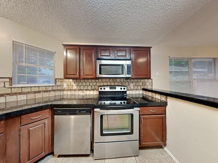 3104 Stonewall Ln - Photo 6 of 18