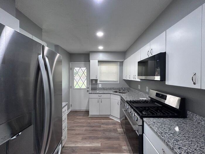 99 Walnut Ave - Photo 3 of 12