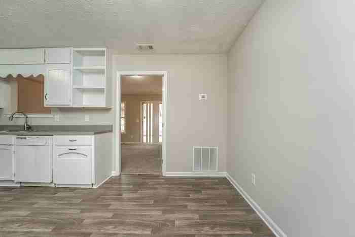 5713 Wells Cir - Photo 4 of 13