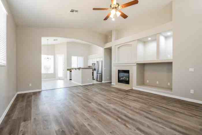 6614 W Rowel Rd - Photo 4 of 16