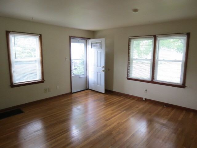 186 College St - Photo 2 of 14