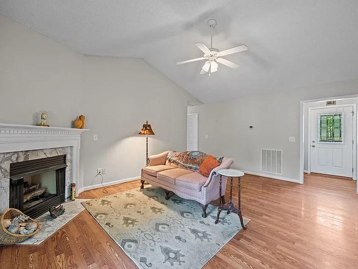 64 Marie Ct - Photo 4 of 29