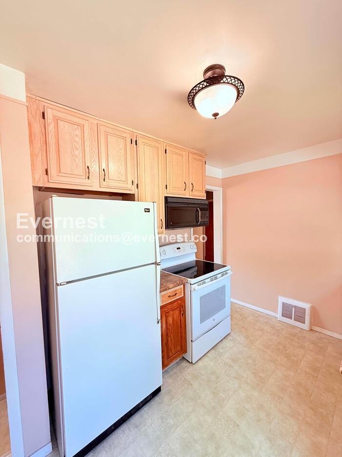 1313 Donald Ave - Photo 2 of 30