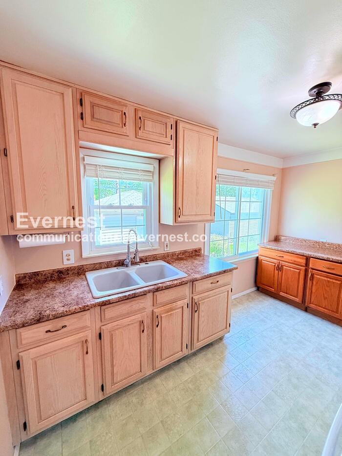 1313 Donald Ave - Photo 3 of 30