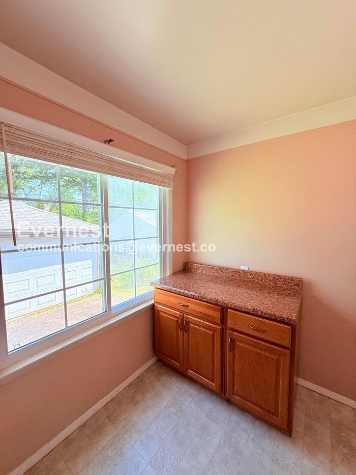 1313 Donald Ave - Photo 4 of 30
