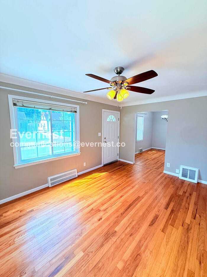 1313 Donald Ave - Photo 5 of 30