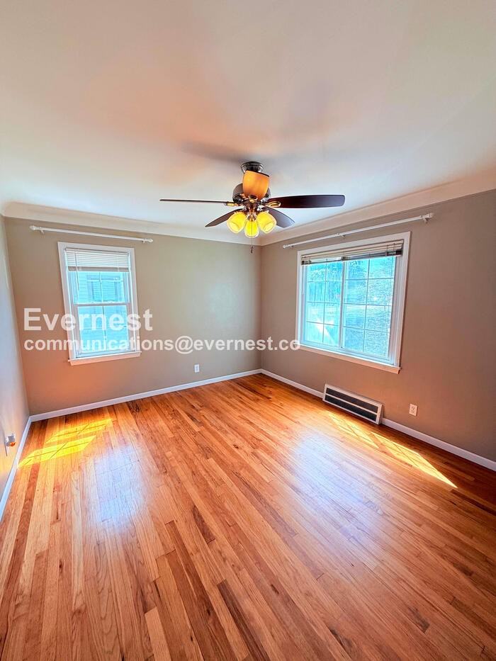 1313 Donald Ave - Photo 6 of 30