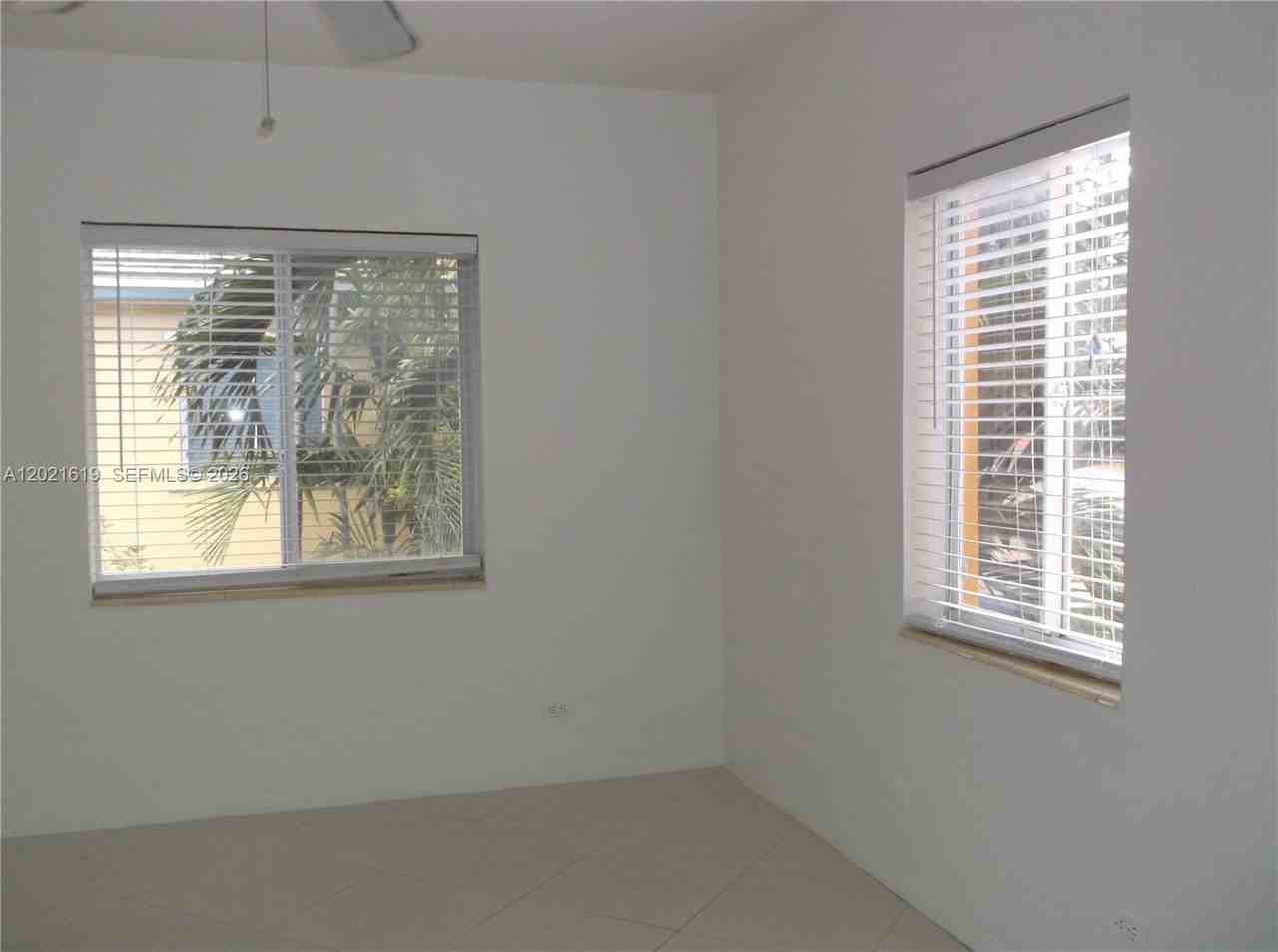727 Northeast 16th Avenue - Photo 4 of 11
