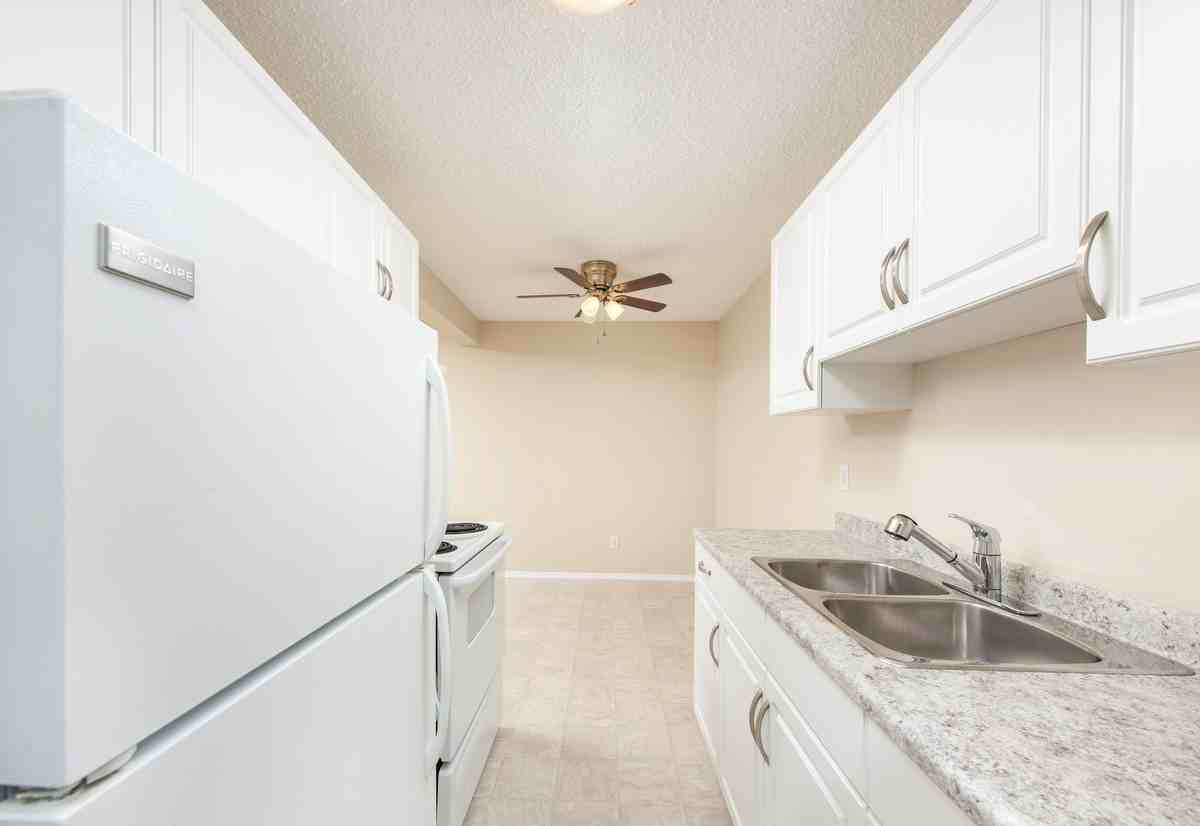 Fernwood Apartments - Photo 3 of 37
