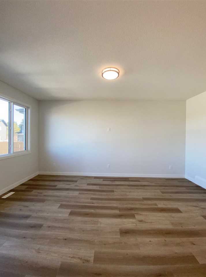 Main - 15622 18 Ave SW - Photo 6 of 31