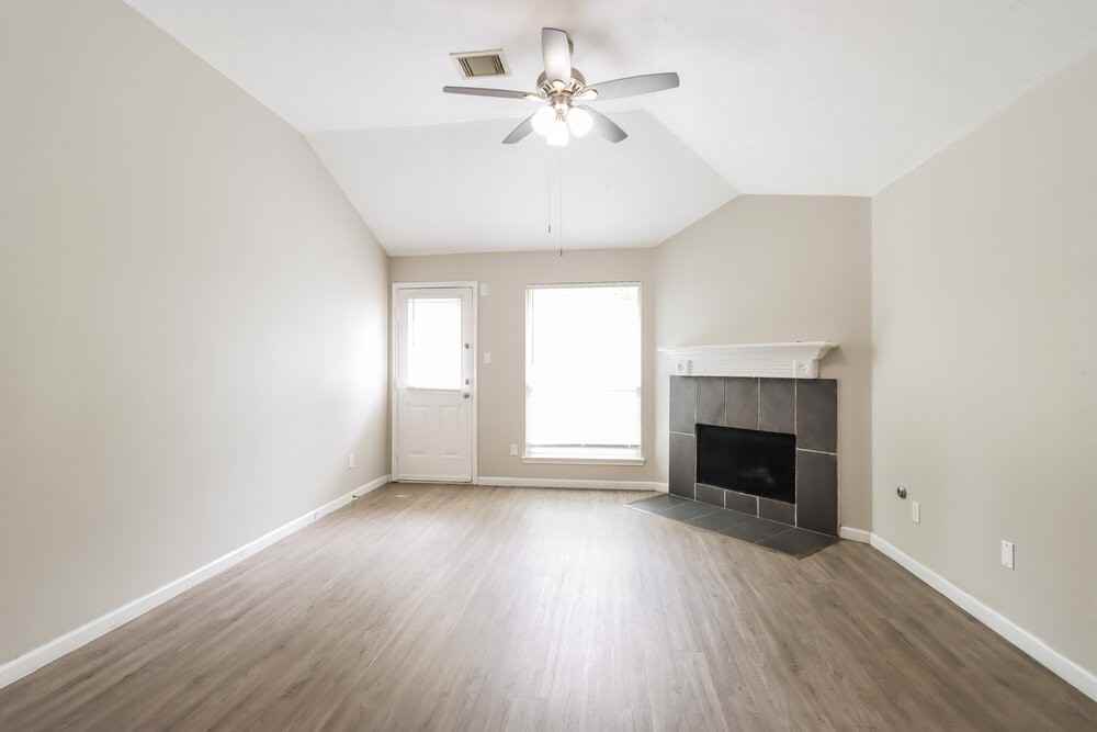 1615 Trail Oaks Ct - Photo 3 of 16