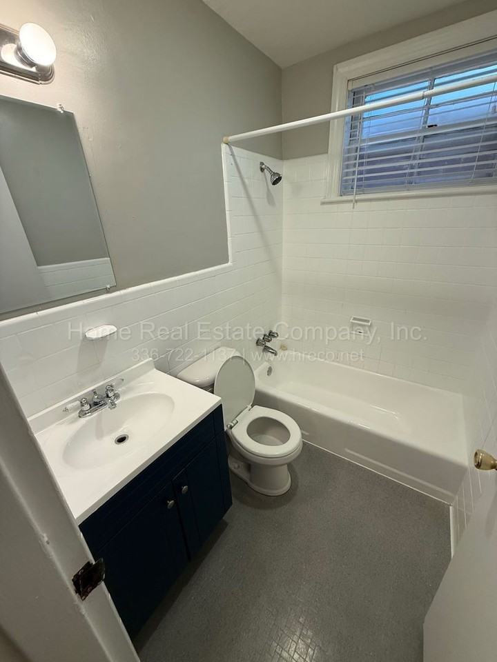 805 W End Blvd #B4 - Photo 3 of 6
