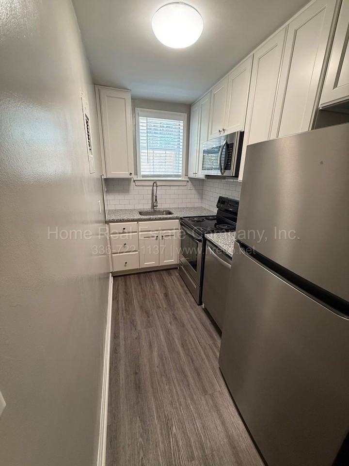 805 W End Blvd #B4 - Photo 4 of 6