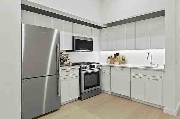 West St #16H - Photo 4 of 20