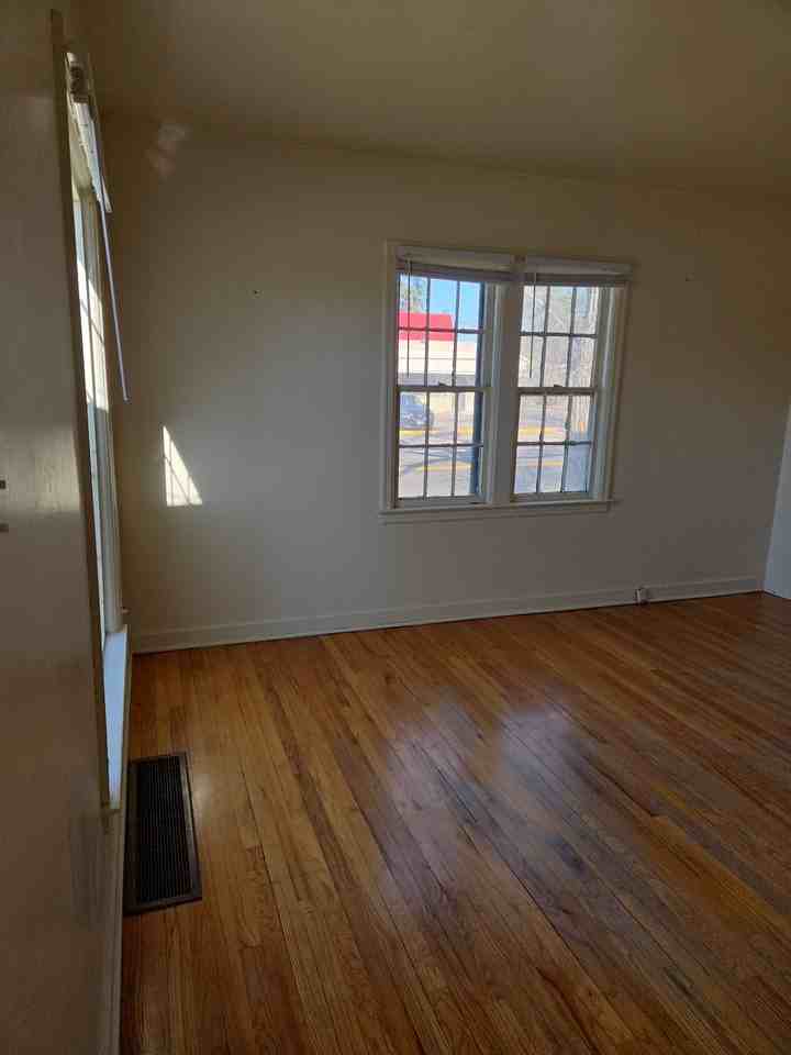 822 W Pershing Blvd #UP - Photo 3 of 3