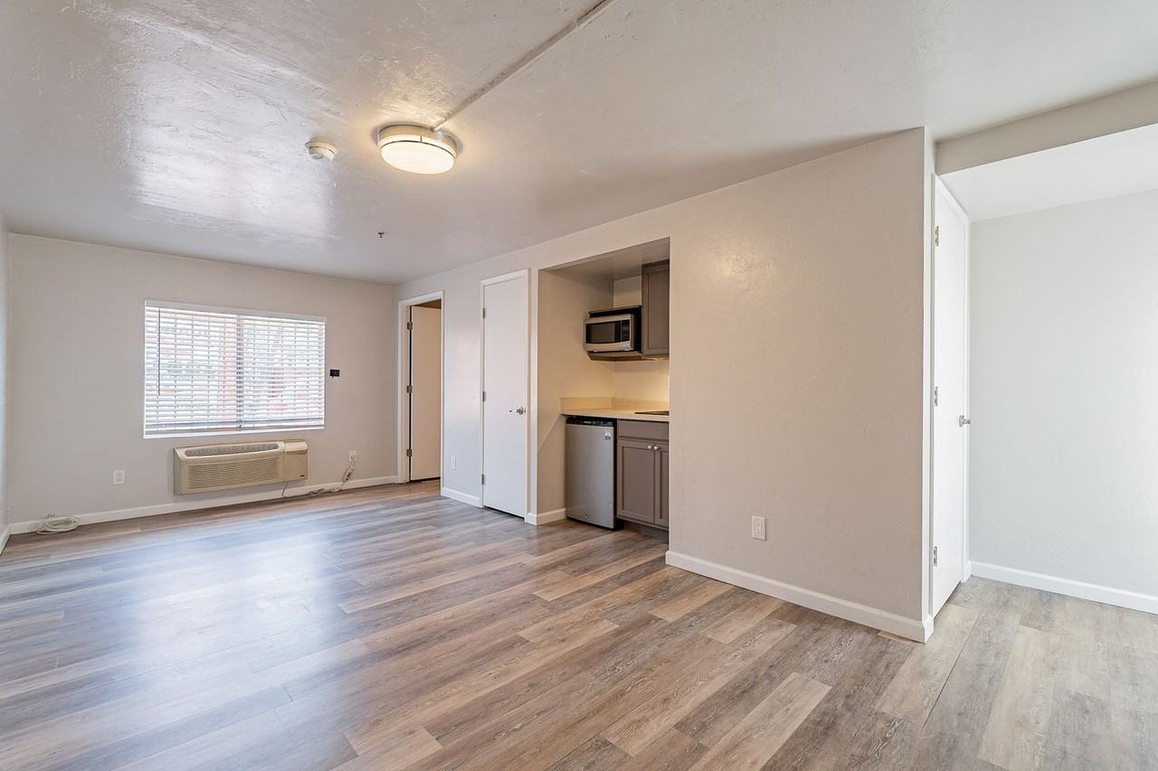 700 N. 7th Ave. ( Main House, A, B, C, D ) - Photo 2 of 15