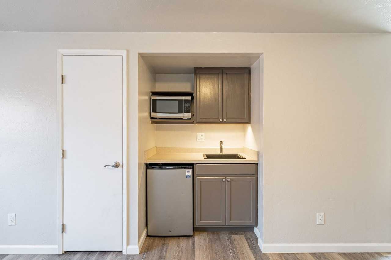 700 N. 7th Ave. ( Main House, A, B, C, D ) - Photo 7 of 15