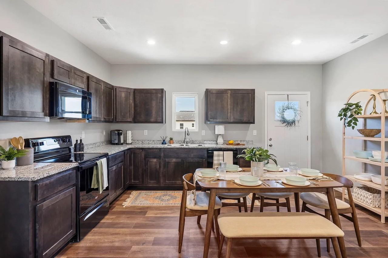 199 W Bluegrass St #1 - Photo 3 of 11