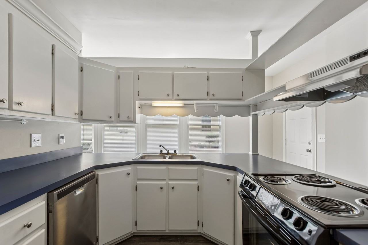 Victorian Village Apartments - Photo 5 of 44