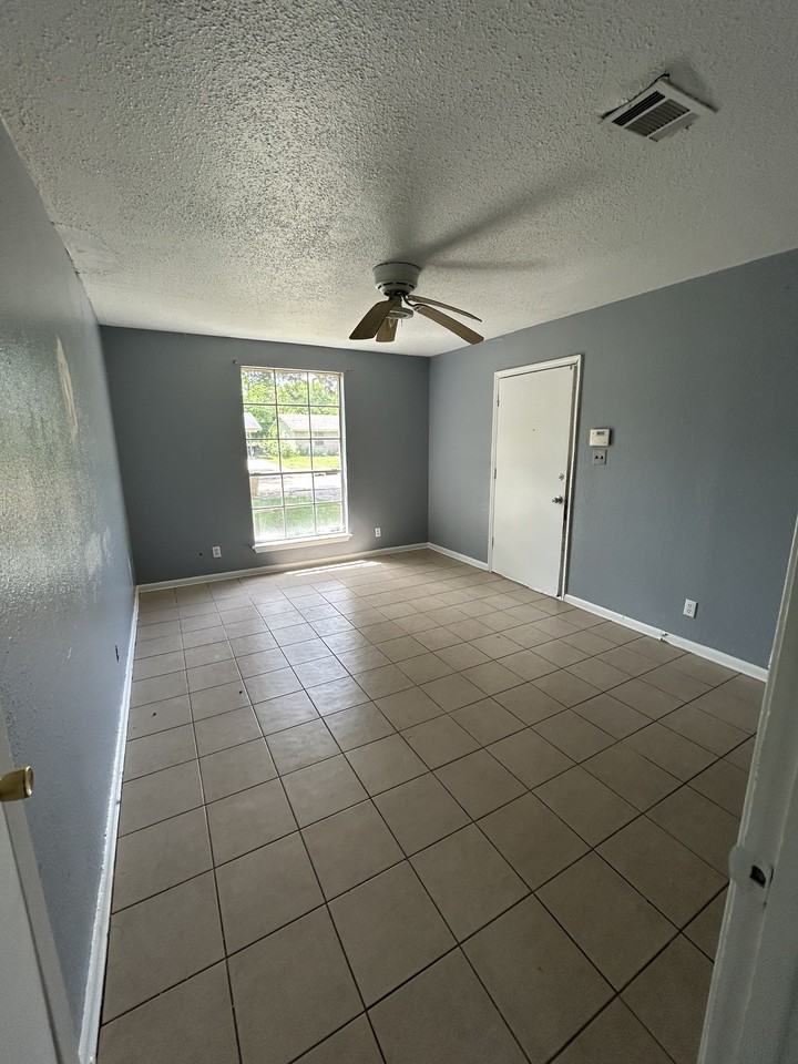 570 Sally Ann Dr - Photo 4 of 9