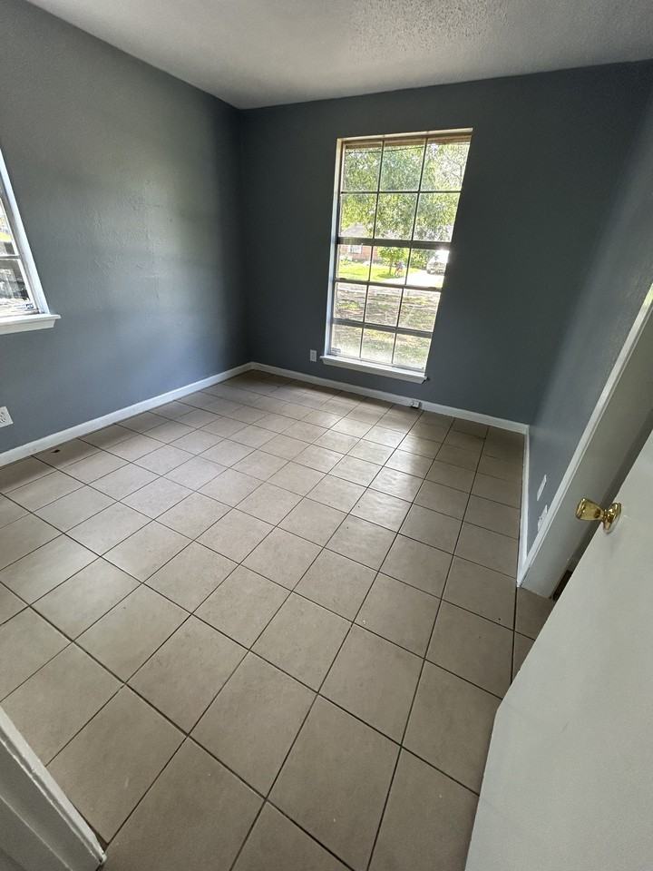 570 Sally Ann Dr - Photo 7 of 9