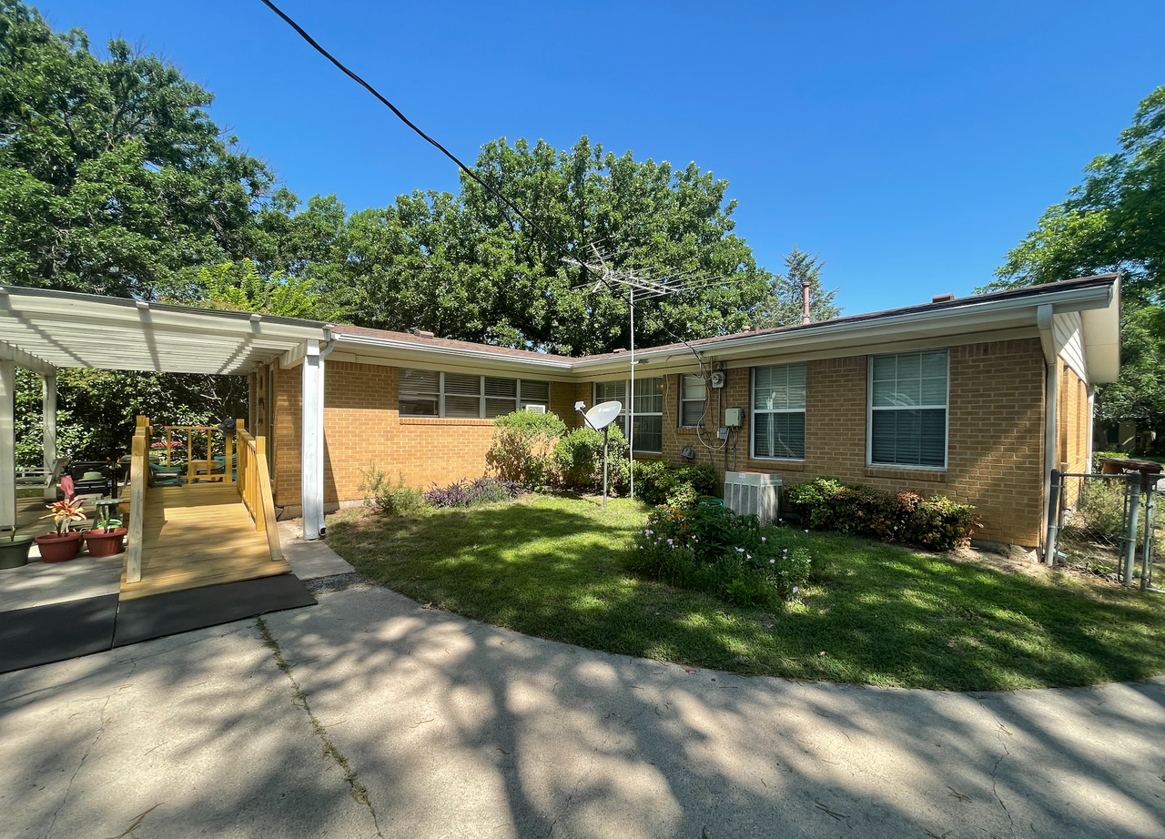 1419 Linden Dr #1 - Photo 4 of 9
