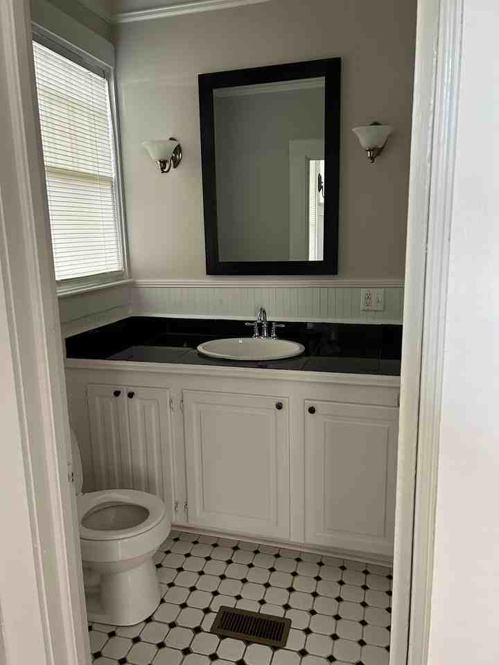 1104 Belleview St #1 - Photo 5 of 26