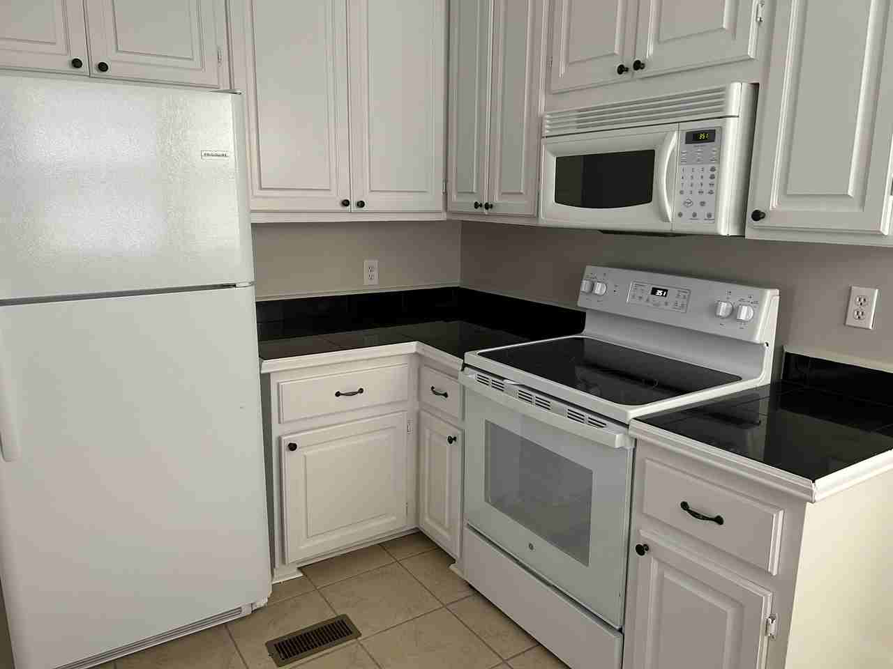 1104 Belleview St #1 - Photo 6 of 26