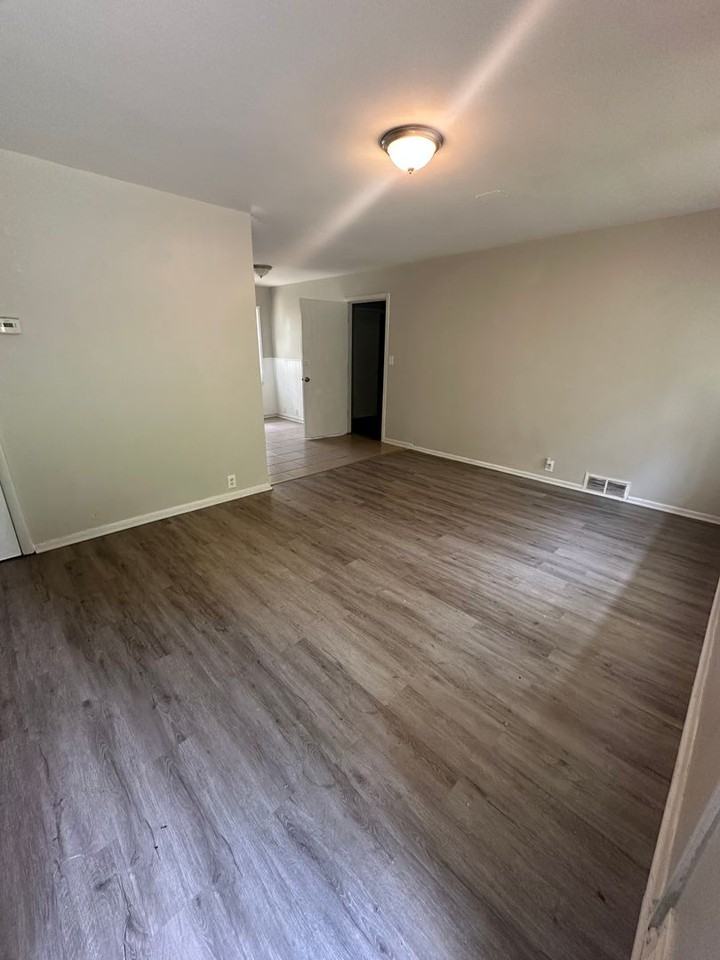 11302 Corrington Ave - Photo 2 of 9