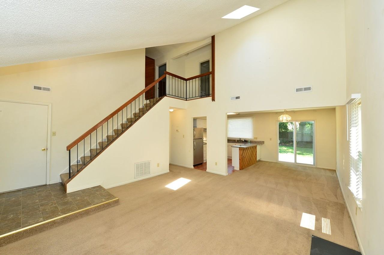 1548 Beachview Dr - Photo 3 of 36