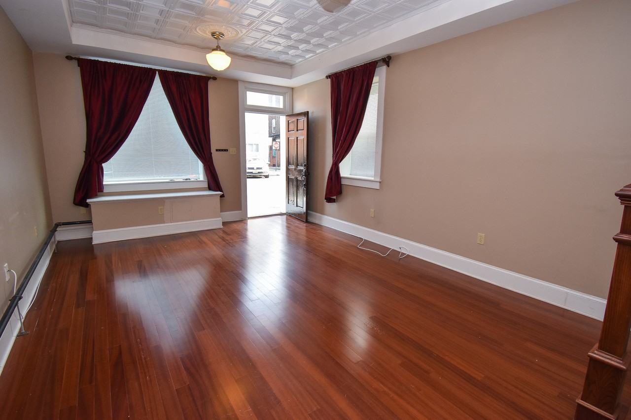 1734 Bank St #1 - Photo 4 of 33