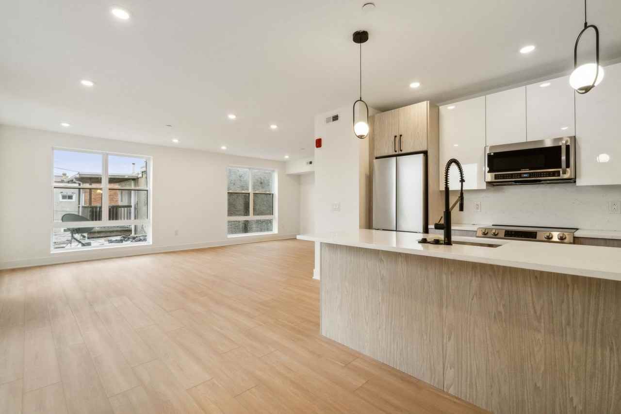 881 N 40th St - Photo 7 of 28