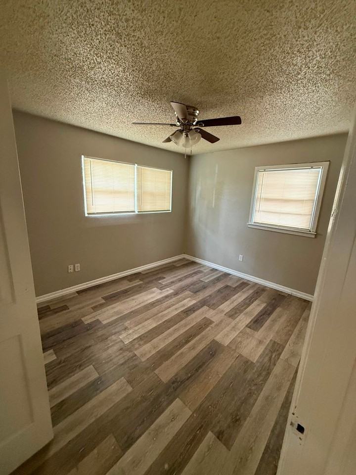 3016 E 3rd St - Photo 5 of 7