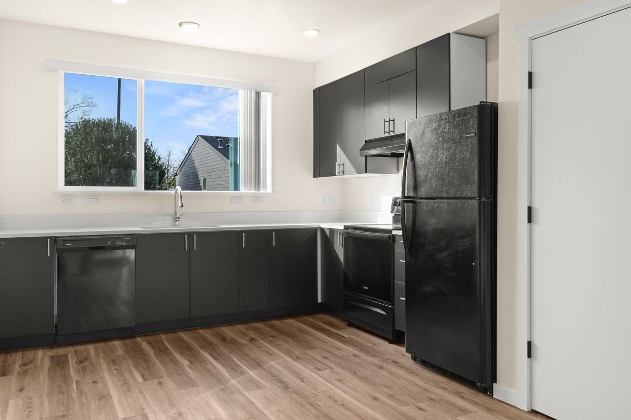 4389 N Vancouver Ave - Photo 4 of 50