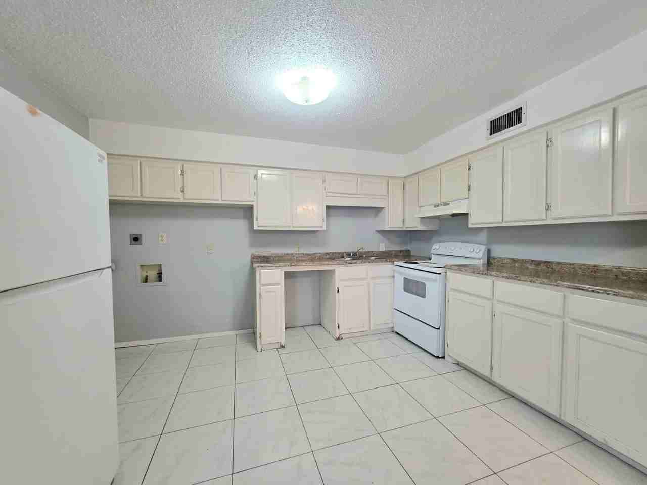 2421 Vine Ave #C - Photo 6 of 19