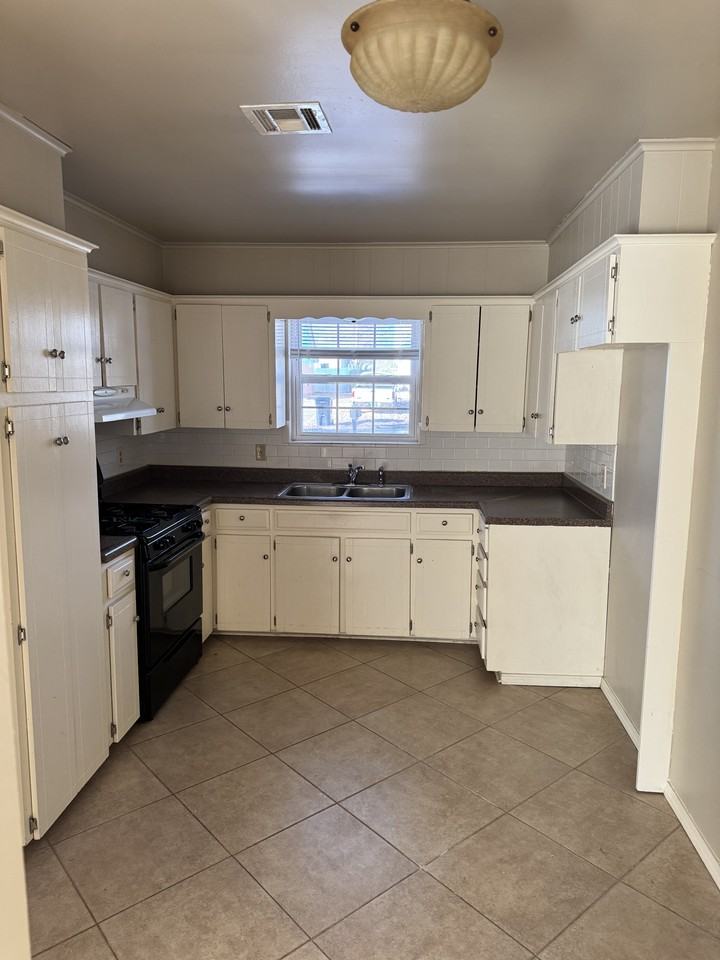1013 W Atlanta Ct #1 - Photo 4 of 12