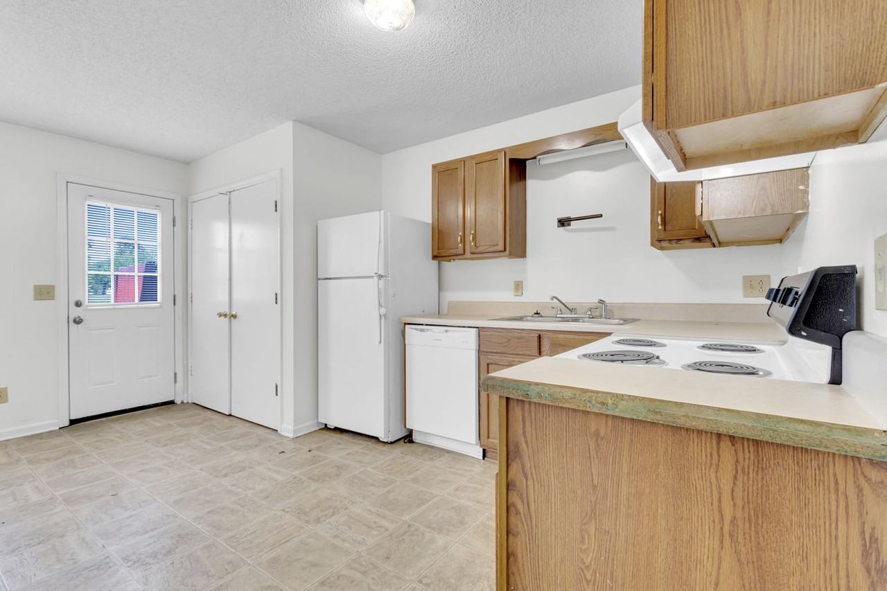 293 Stateline Rd - Photo 5 of 16