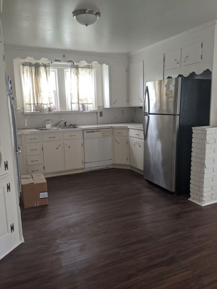201 E Main St - Photo 2 of 11