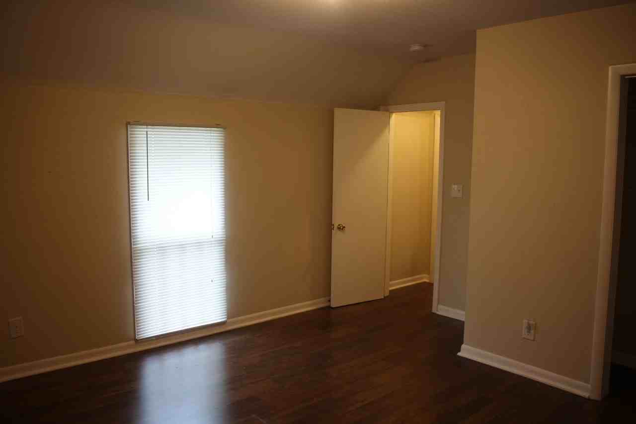 408 E Park St - Photo 5 of 8